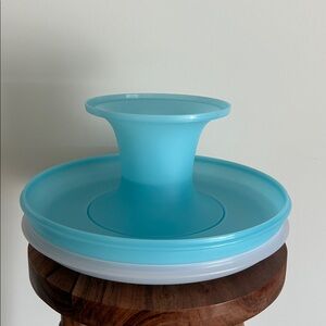 Tupperware 10" Aqua Blue veggie and Dip Bowl serving display with lid